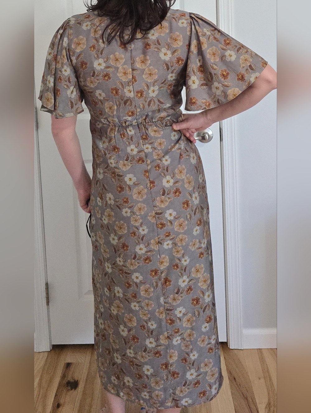 Lulu's Grey Floral Flutter Sleeve Midi Dress, M - Picture 5 of 16